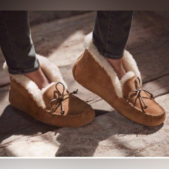 UGG Shoes - UGG Women’s Alena slippers size 7